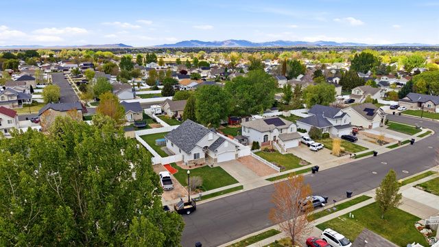 1379 N 2530 W, Clinton, UT 84015