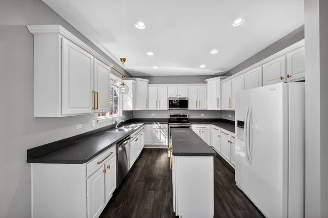 2321 Hudson Circle, Aurora, IL 60502