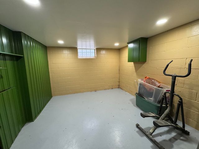 20290 Woodmont Street, Harper Woods, MI 48225