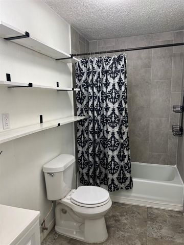 806 W 8th ST, Taylor, TX 76574