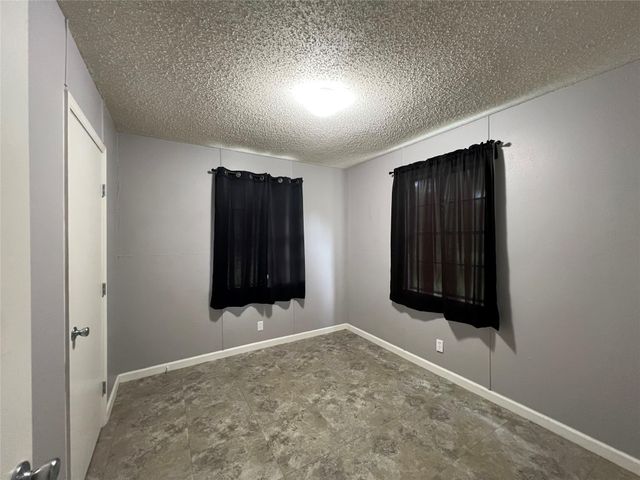 806 W 8th ST, Taylor, TX 76574
