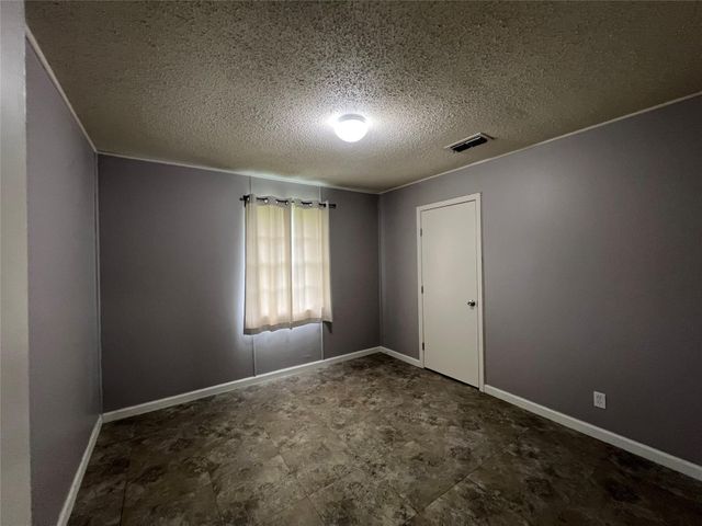 806 W 8th ST, Taylor, TX 76574
