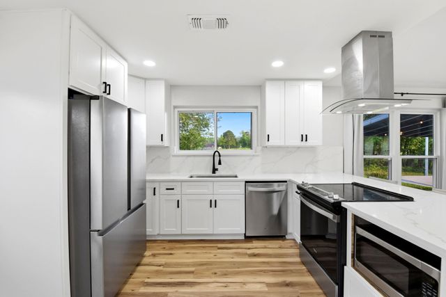 621 W Castle Harbour Drive, Friendswood, TX 77546