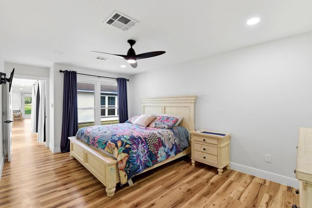 621 W Castle Harbour Drive, Friendswood, TX 77546