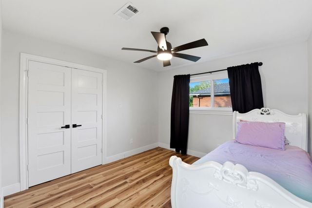 621 W Castle Harbour Drive, Friendswood, TX 77546