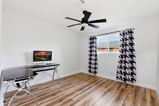 621 W Castle Harbour Drive, Friendswood, TX 77546