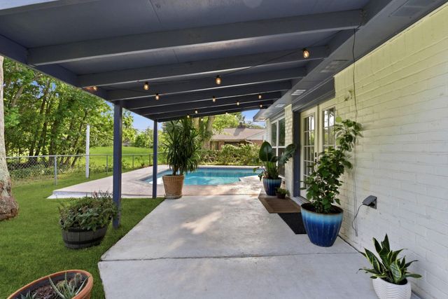 621 W Castle Harbour Drive, Friendswood, TX 77546