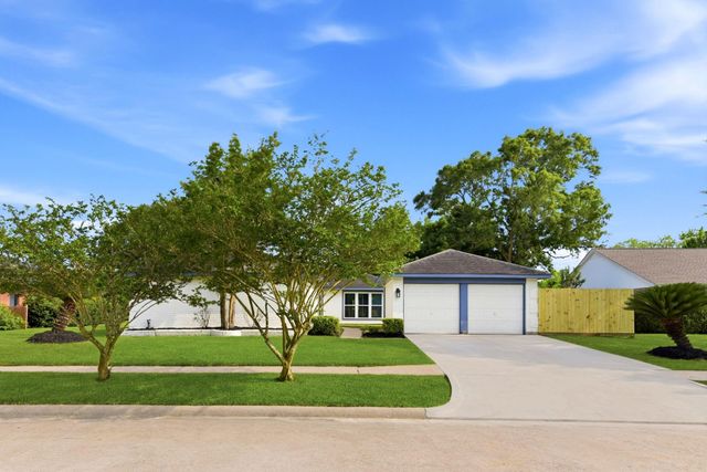 621 W Castle Harbour Drive, Friendswood, TX 77546