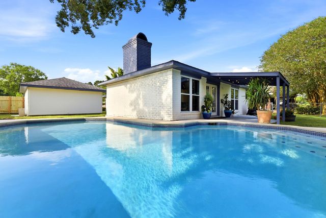 621 W Castle Harbour Drive, Friendswood, TX 77546