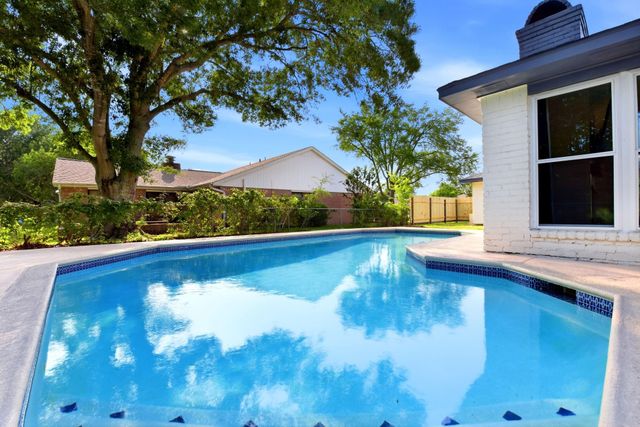 621 W Castle Harbour Drive, Friendswood, TX 77546