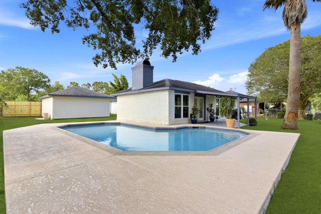 621 W Castle Harbour Drive, Friendswood, TX 77546