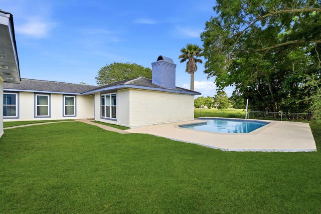 621 W Castle Harbour Drive, Friendswood, TX 77546