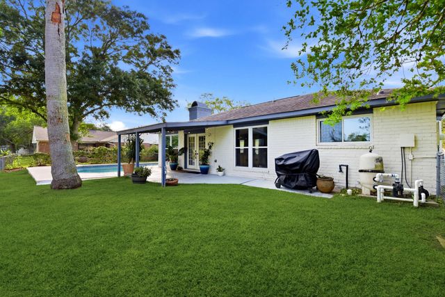 621 W Castle Harbour Drive, Friendswood, TX 77546