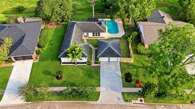 621 W Castle Harbour Drive, Friendswood, TX 77546