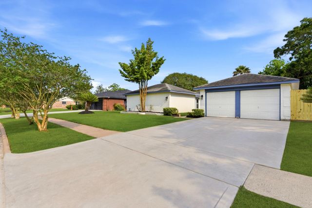 621 W Castle Harbour Drive, Friendswood, TX 77546