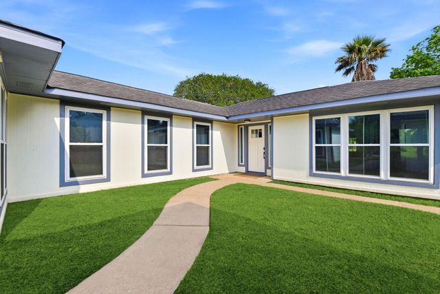 621 W Castle Harbour Drive, Friendswood, TX 77546