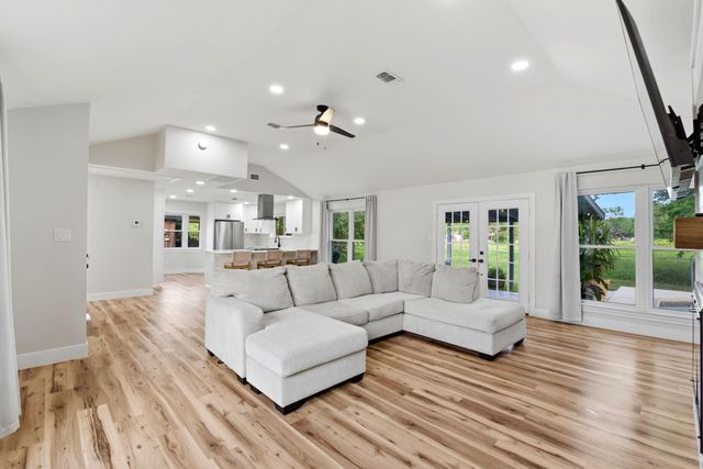 621 W Castle Harbour Drive, Friendswood, TX 77546