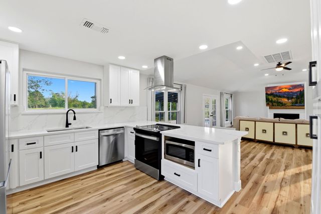 621 W Castle Harbour Drive, Friendswood, TX 77546