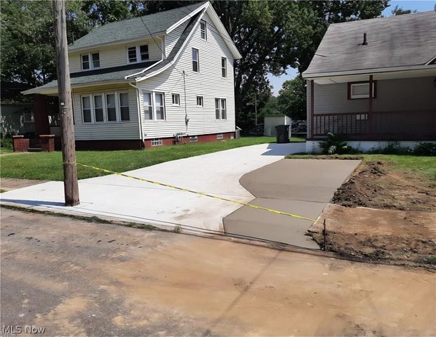 1810 Saint Elmo Avenue NE, Canton, OH 44705