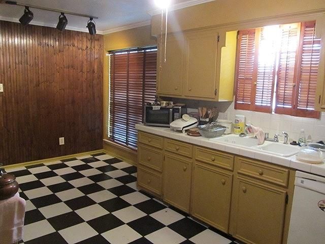 111 Elmwood Street, Huntsville, TX 77320