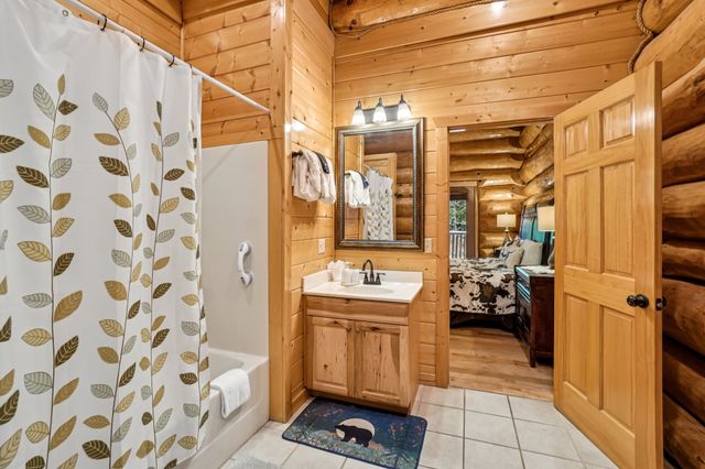 641 Pinnacle Vista Rd, Gatlinburg, TN 37738