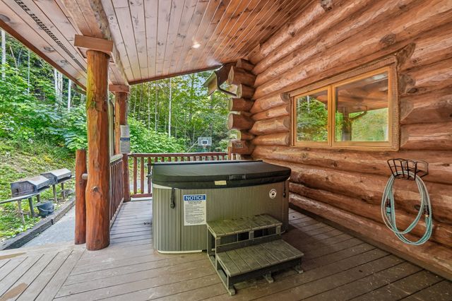 641 Pinnacle Vista Rd, Gatlinburg, TN 37738