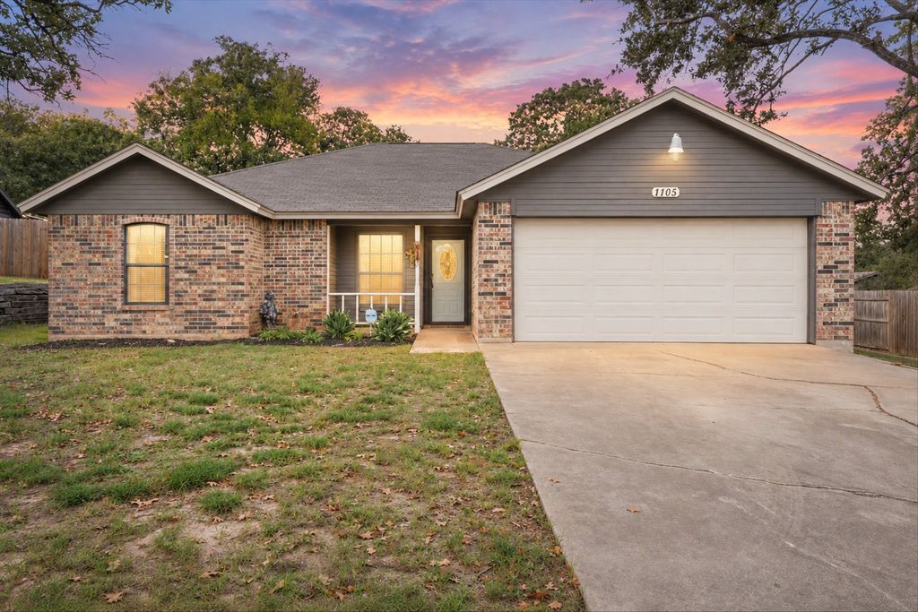 1105 Lakeview Drive, Azle, TX 76020 — exterior