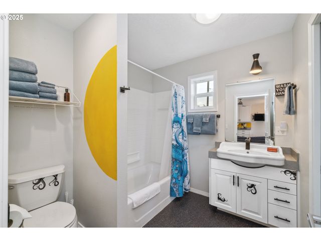 105 S 6TH Ave, Rockaway Beach, OR 97136