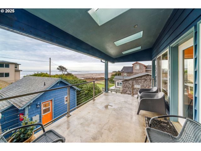 105 S 6TH Ave, Rockaway Beach, OR 97136