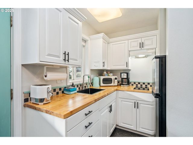 105 S 6TH Ave, Rockaway Beach, OR 97136