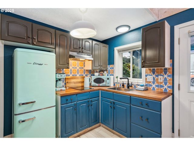 105 S 6TH Ave, Rockaway Beach, OR 97136