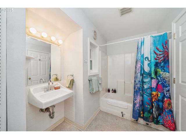 105 S 6TH Ave, Rockaway Beach, OR 97136