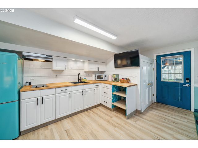 105 S 6TH Ave, Rockaway Beach, OR 97136
