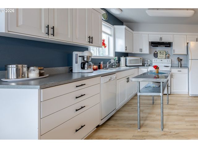 105 S 6TH Ave, Rockaway Beach, OR 97136