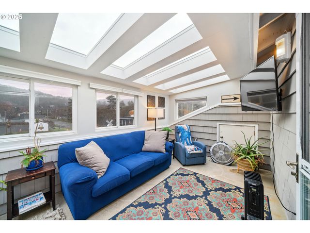 105 S 6TH Ave, Rockaway Beach, OR 97136