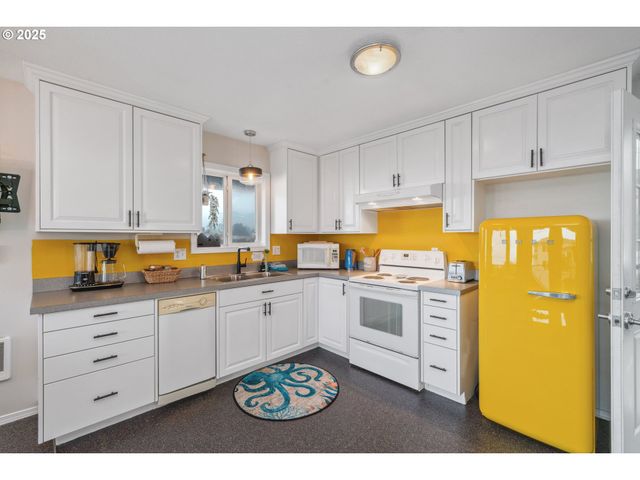 105 S 6TH Ave, Rockaway Beach, OR 97136