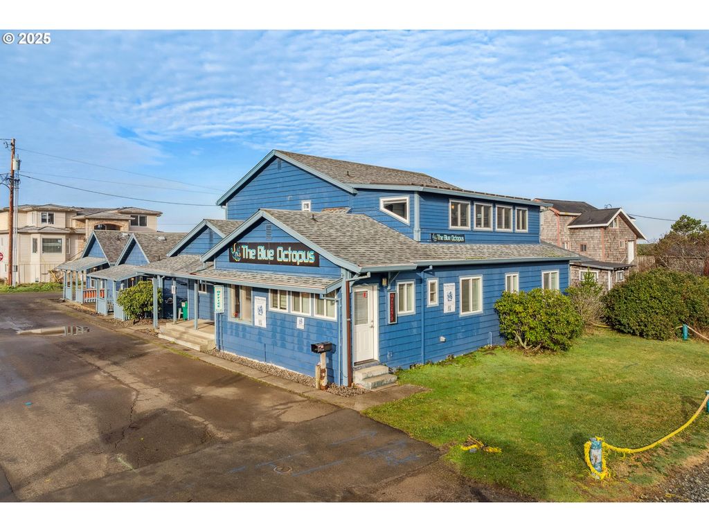 105 S 6TH Ave, Rockaway Beach, OR 97136