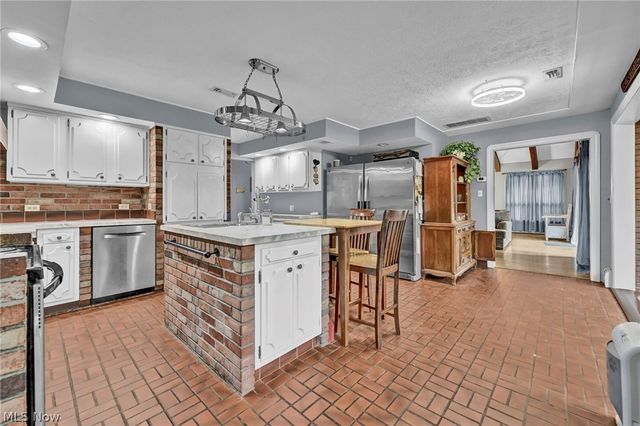 169 Brentview Drive, Grafton, OH 44044