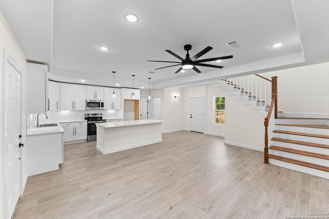 350 Spanish Oak Dr, Canyon Lake, TX 78133