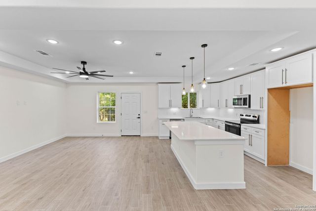 350 Spanish Oak Dr, Canyon Lake, TX 78133