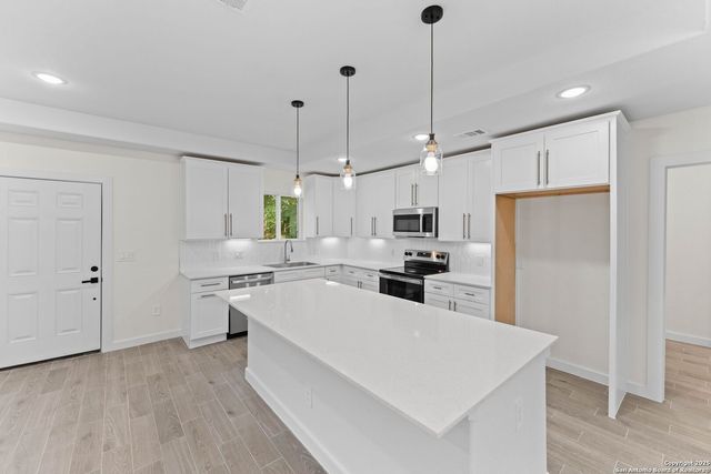 350 Spanish Oak Dr, Canyon Lake, TX 78133