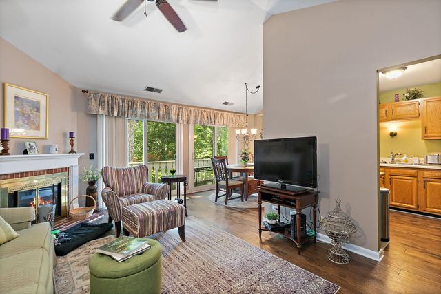 26 Waterbury Lane N2, Schaumburg, IL 60193