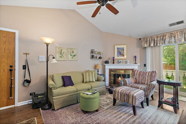 26 Waterbury Lane N2, Schaumburg, IL 60193