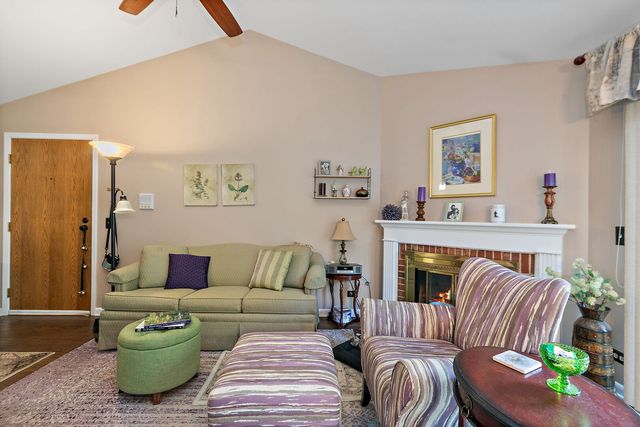 26 Waterbury Lane N2, Schaumburg, IL 60193