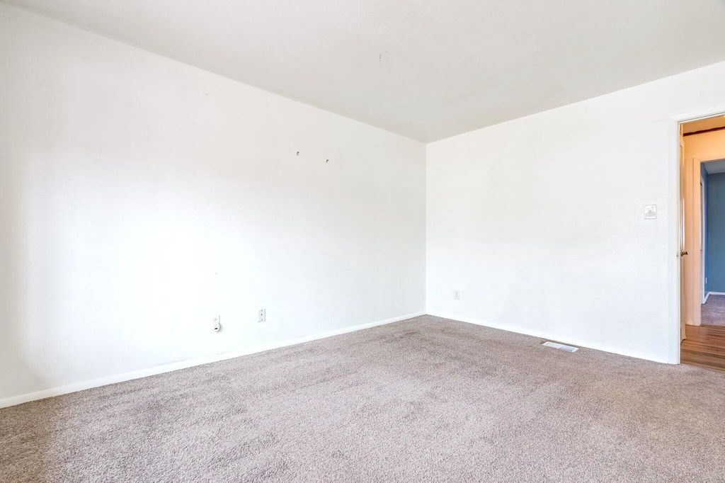 Image 27 of property listing at 555 Vegas Drive, Las Vegas, NM 87701