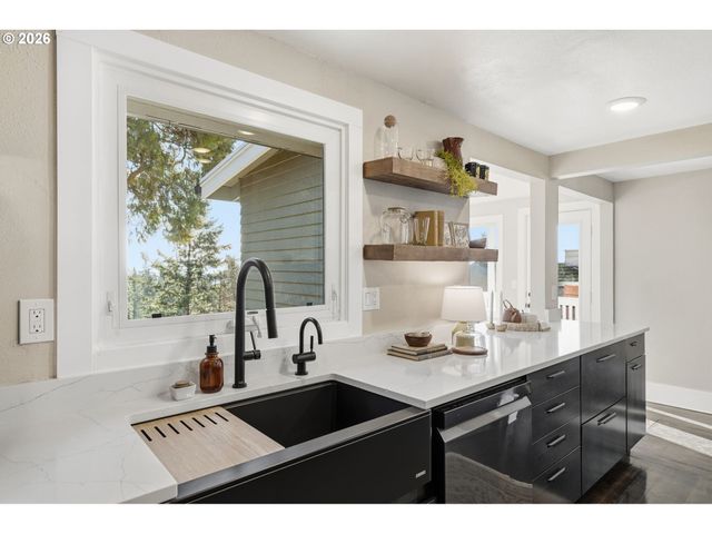 3708 Sw PATTON Rd, Portland, OR 97221