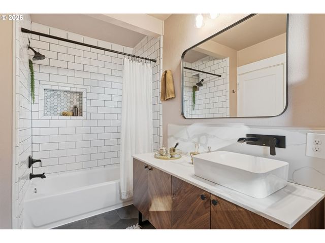 3708 Sw PATTON Rd, Portland, OR 97221