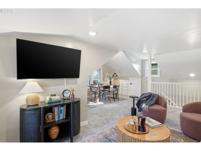 3708 Sw PATTON Rd, Portland, OR 97221