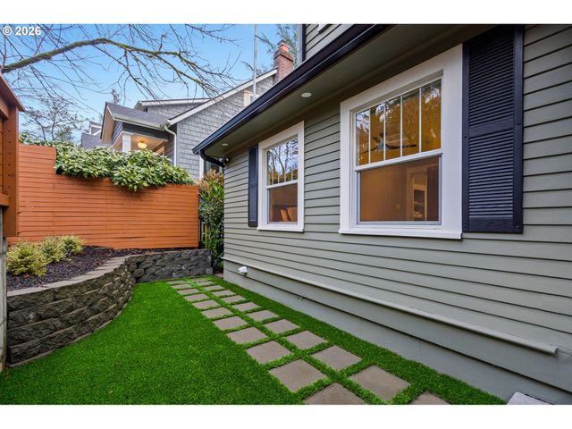 3708 Sw PATTON Rd, Portland, OR 97221