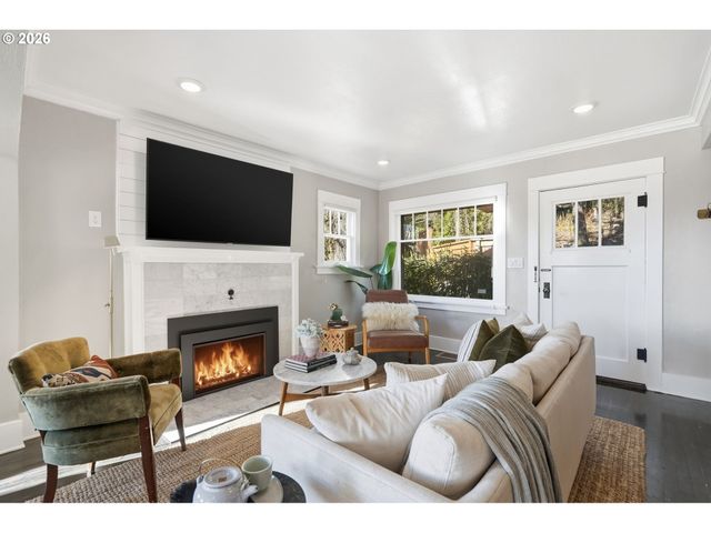 3708 Sw PATTON Rd, Portland, OR 97221